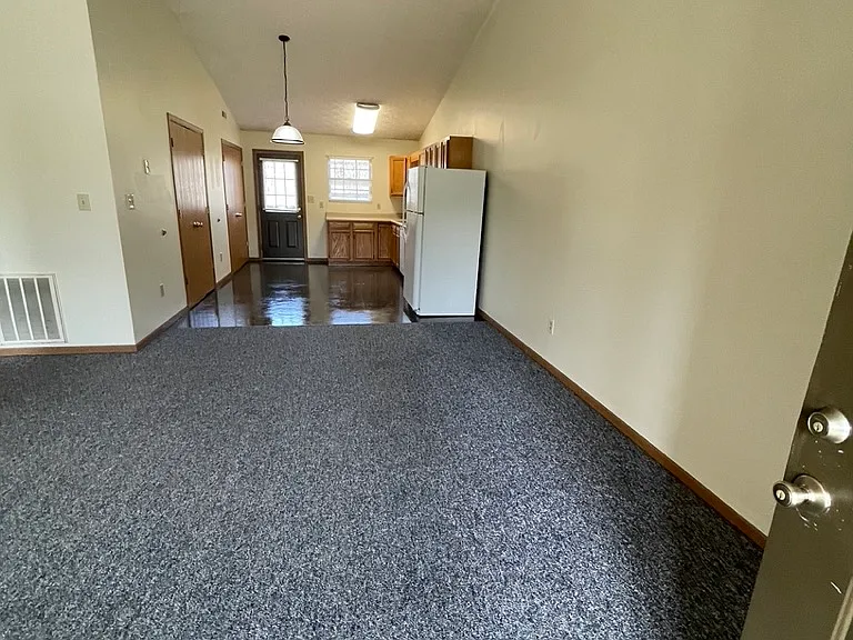 385 Grantland Dr — Photo 4