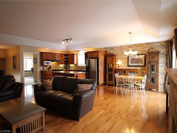 4th image of 403 Saint Clair Ct