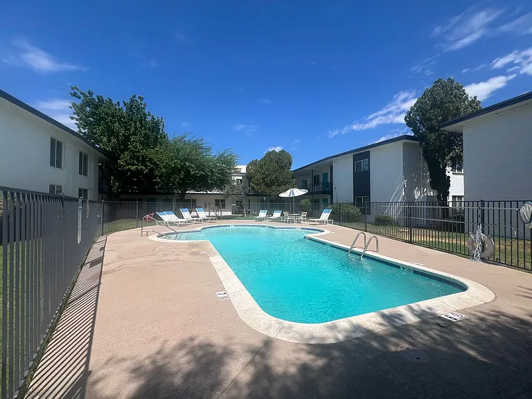 320-330 W Medlock Dr — Photo 13