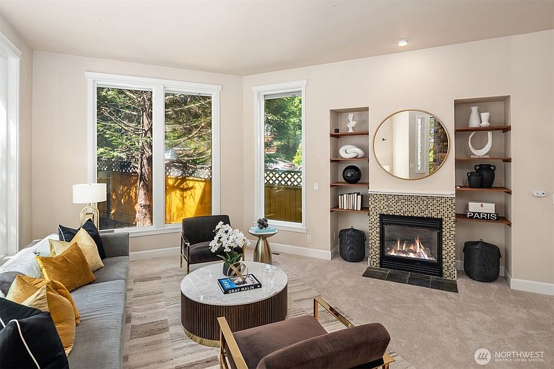 4th image of 4600 Green Lake Way N