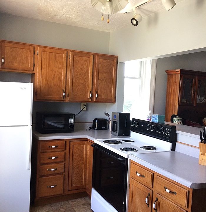 1st image of 208 E Main St