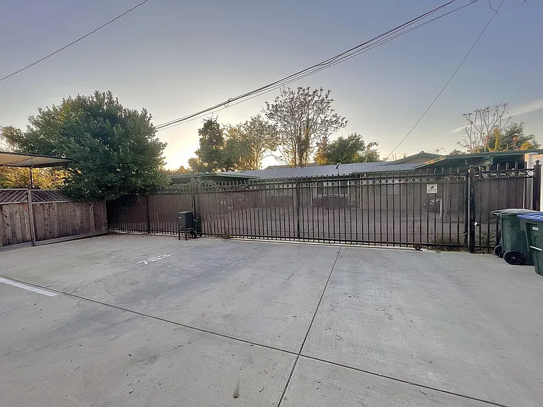 763 N El Molino Ave — Photo 7