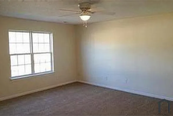 4 bed, 2060 sqft, $2,595 — Photo 2