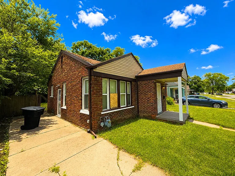 14024 Pembroke Ave — Photo 2