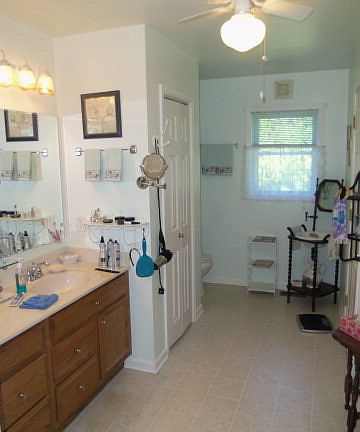 5th image of 818 Hillcrest Ave