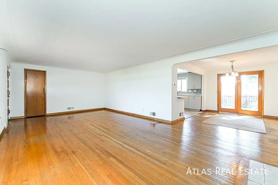 Spacious 3 Bed / 2 Bath Home in Prime Lakewood Location 3,300 Sq Ft! New kitchen, Attached Garage! — Photo 2