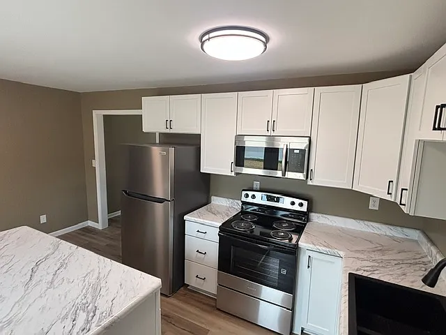 408 Woodcreek Dr — Photo 2