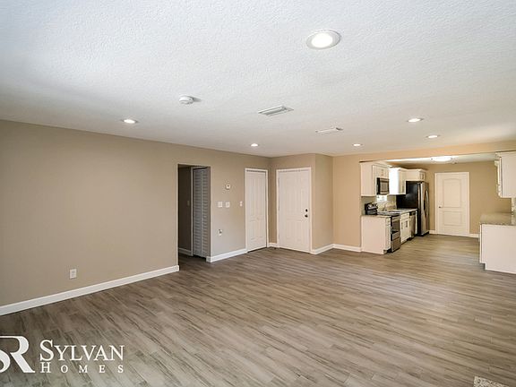 4th image of 2304 Burpee Dr