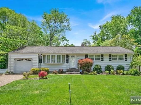 637 Valley Ct, Washington Township, NJ 07676