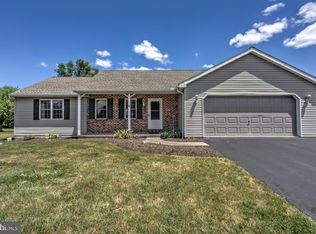 1112 Village Cir, Denver, PA 17517