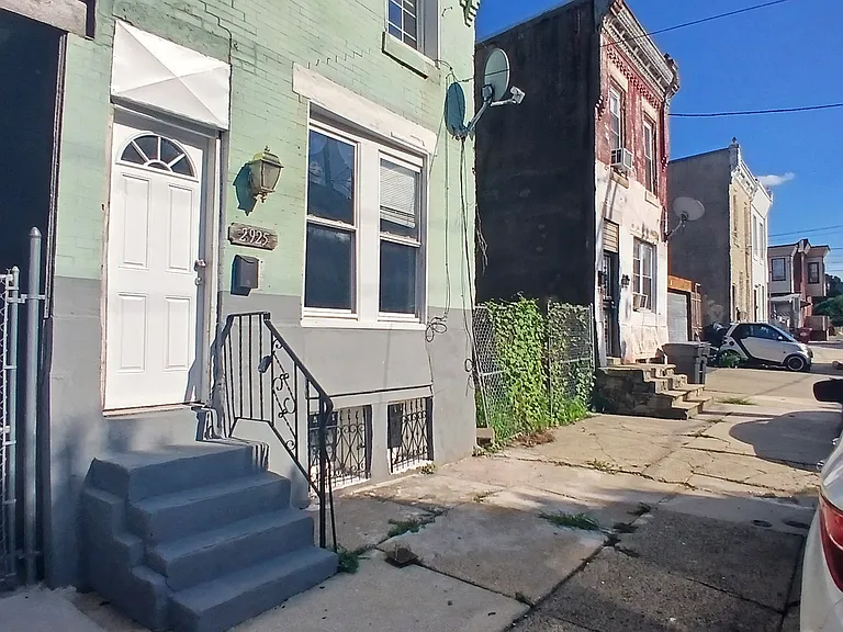 2925 N Marshall St — Photo 17