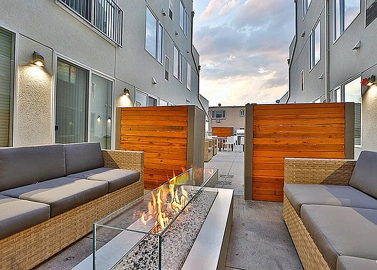 ba_xatsloans_courtyard2_800x550