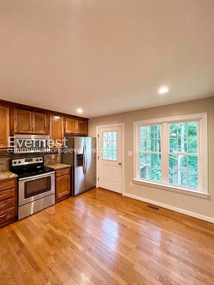 3 bed, 2.0 bath, 1196 sqft, $2,100 — Photo 4
