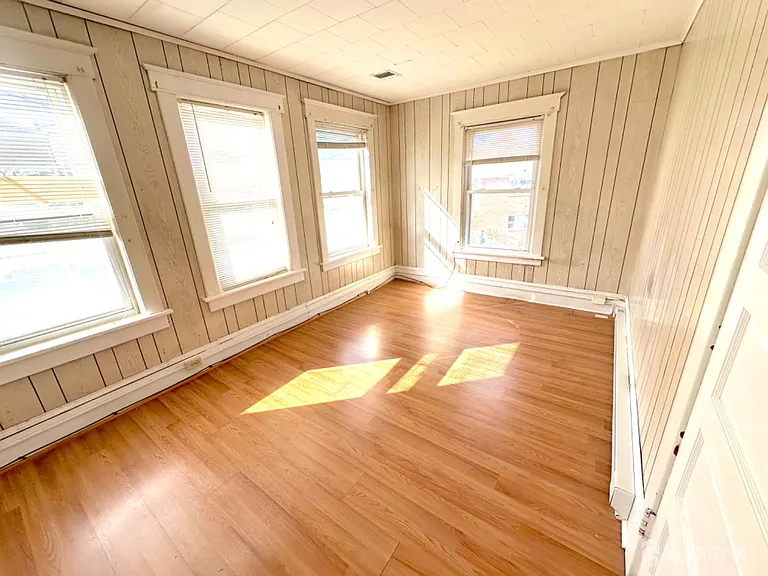 151 N Broadway — Photo 17