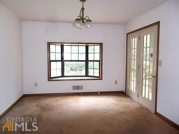 3rd image of 290 Peachtree Ln