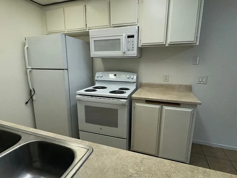 1735 E Washington St #E11 — Photo 6