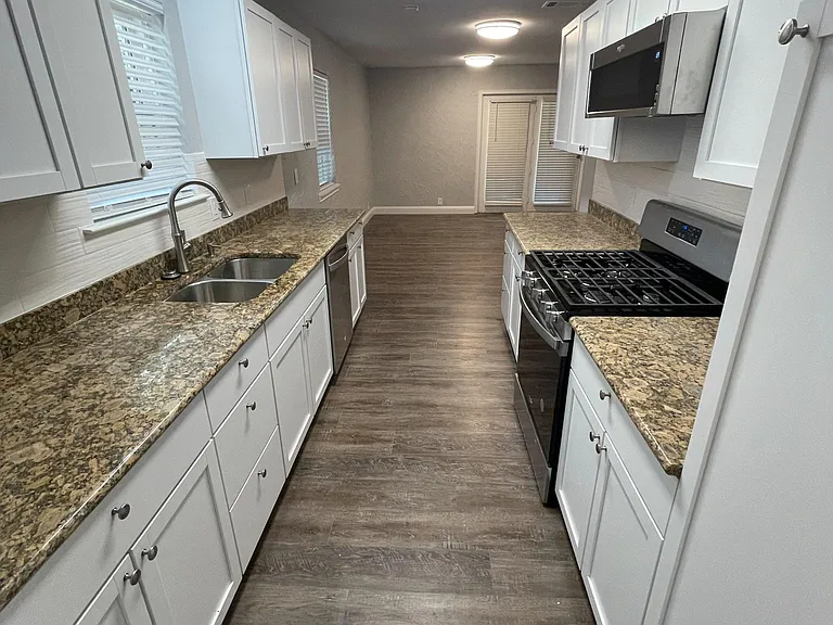 309 NE Murphy Rd — Photo 5