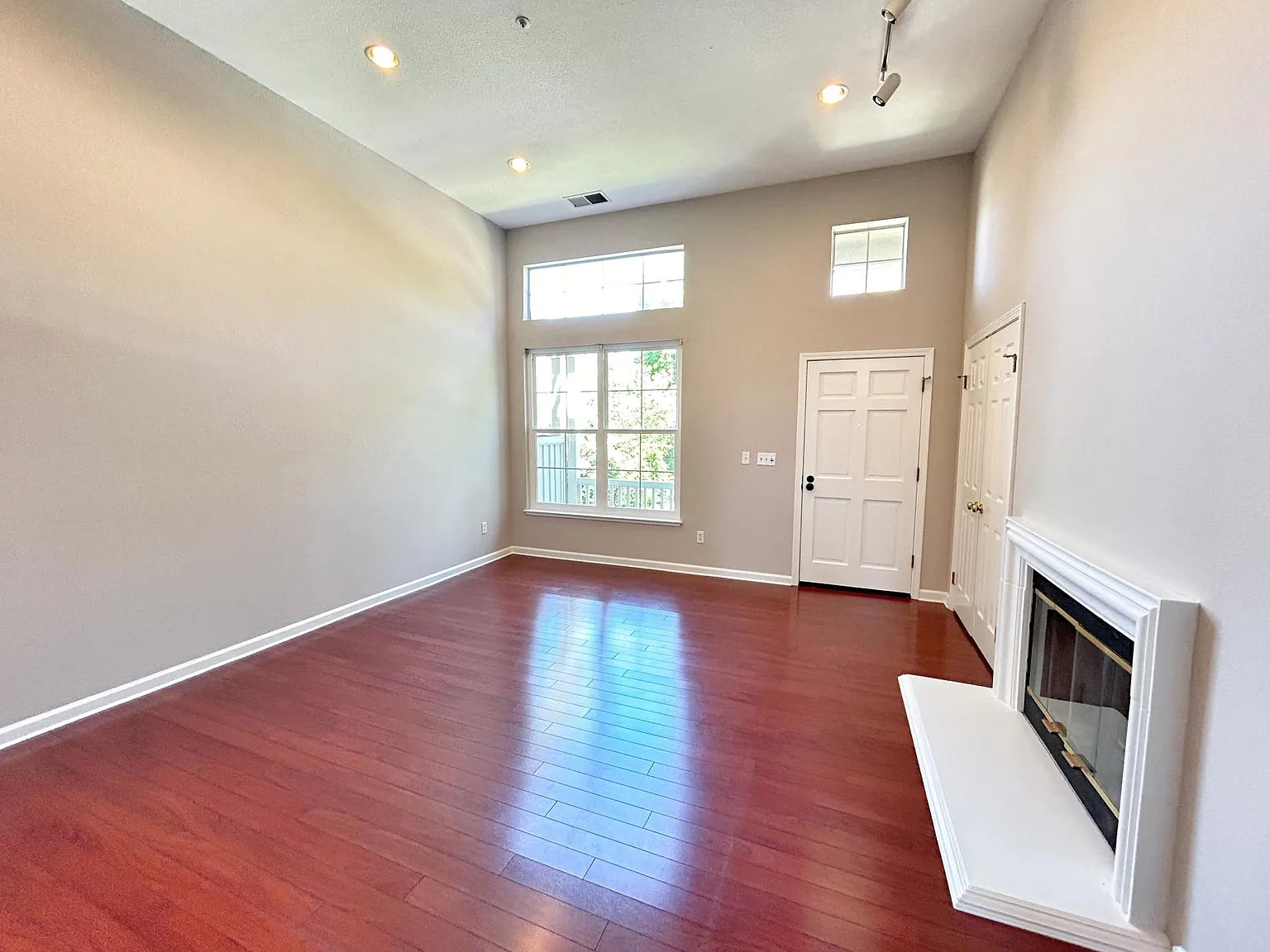 144 Alley Way — Photo 3