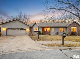 2811 N Rustic Ridge Dr, Peoria, IL 61604