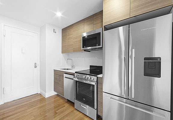 5th image of 210 W 70th St #1111