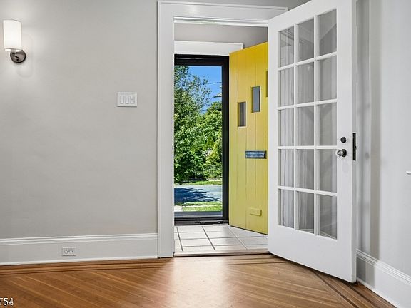 3rd image of 32 Rutgers St