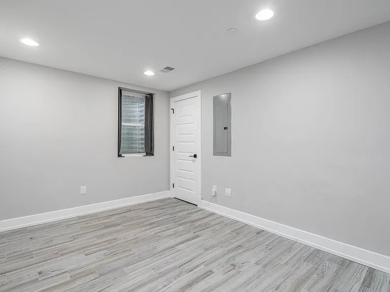 1836 Ingersoll St — Photo 37