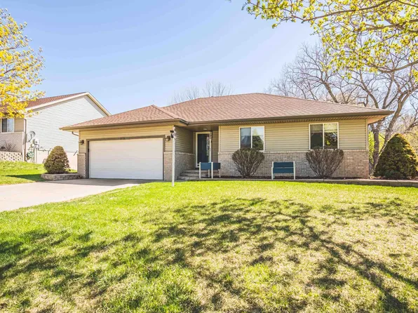 3725 Fieldcrest Dr, Sioux City, IA 51103