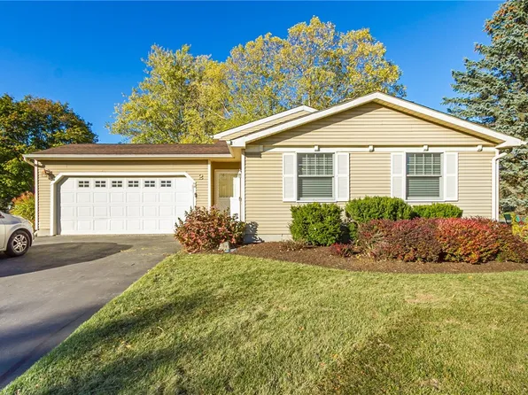 2 Paddock Dr, Henrietta, NY 14467