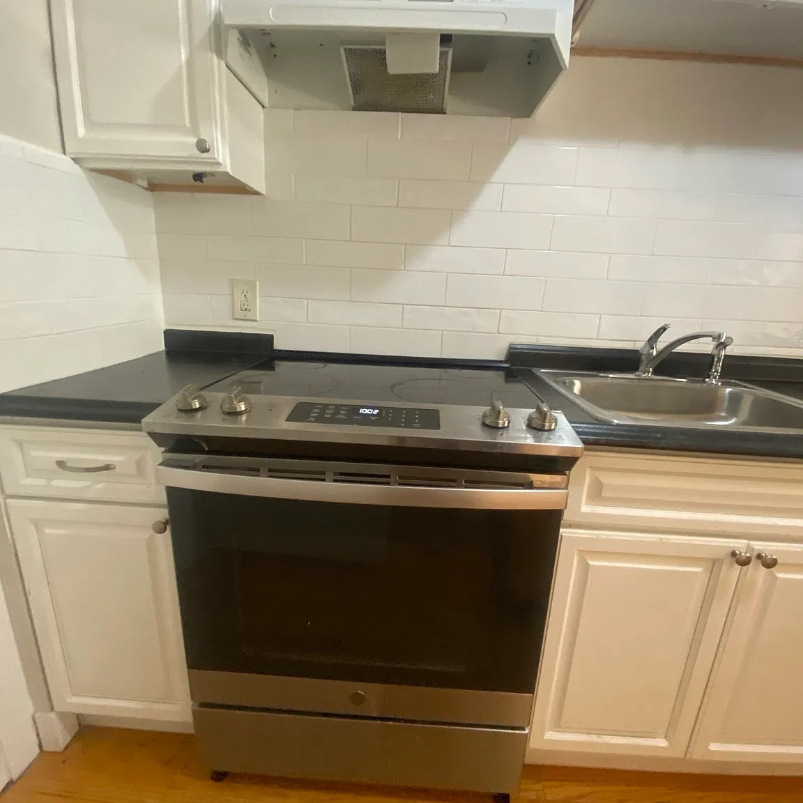 2 bed, 1.0 bath, 822 sqft, $2,500 — Photo 3