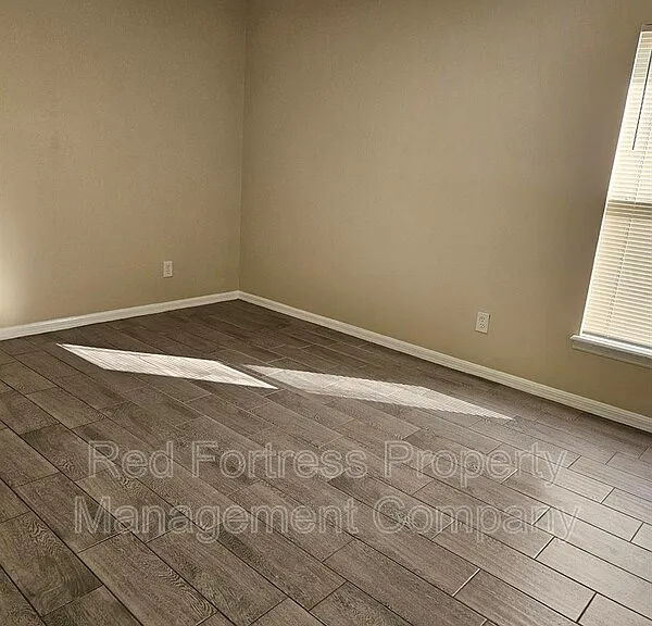 4514 Leonard Blvd S — Photo 3