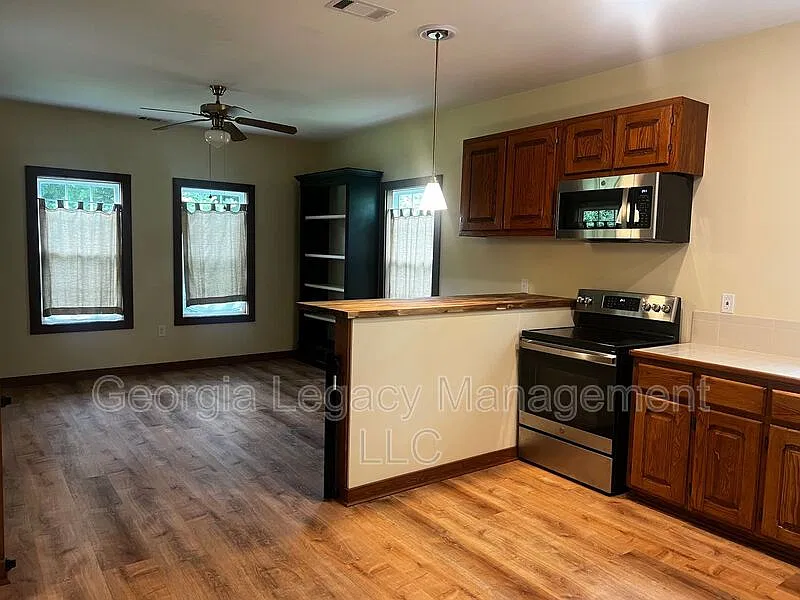 3 bed, 2.0 bath, 1200 sqft, $1,795 — Photo 3