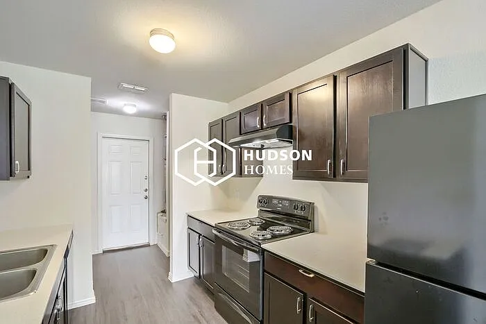 1805 Wellington St — Photo 5