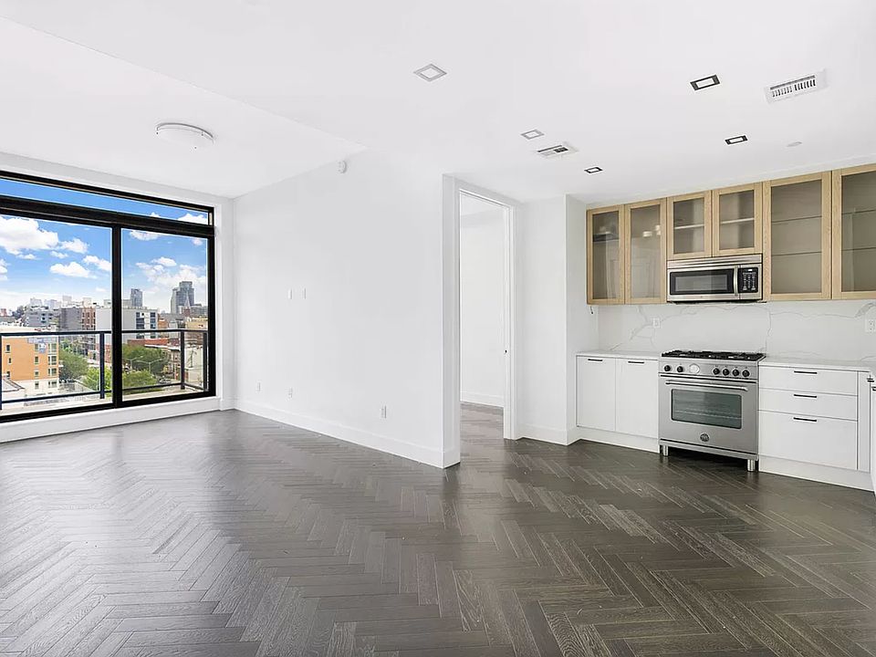 1st image of 11-12 44th Dr #6E
