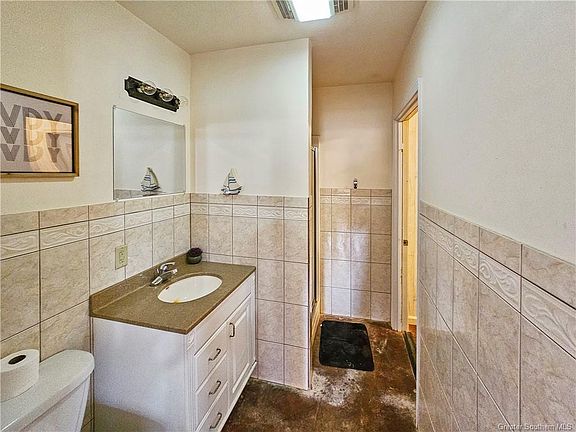 4th image of 807 Brady St