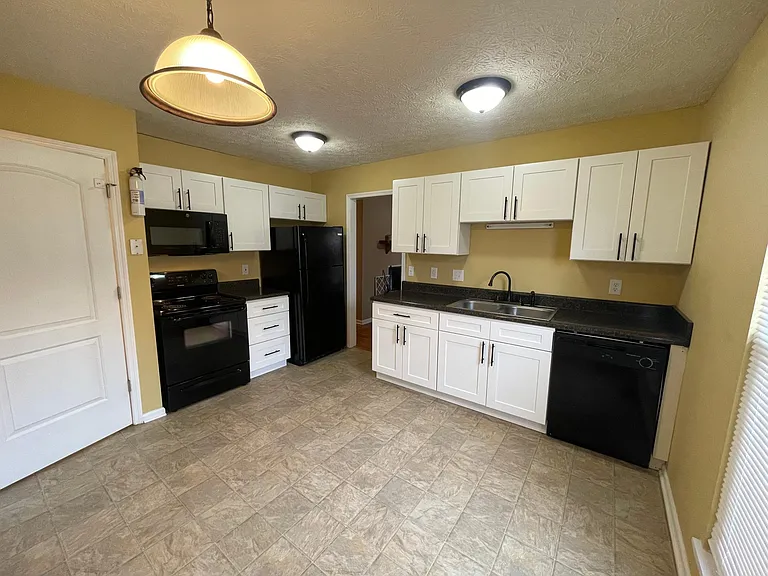 1105 Sioux Ter — Photo 2