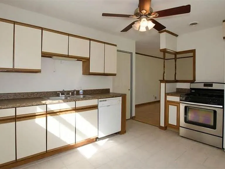 27791 Groveland St — Photo 3