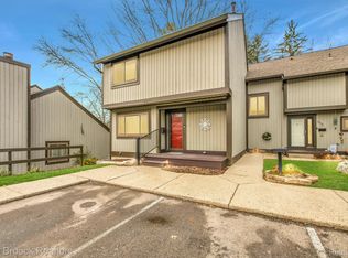 511 Victoria Sq, Brighton, MI 48116