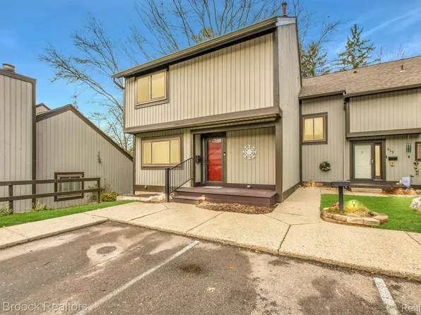 511 Victoria Sq, Brighton, MI 48116