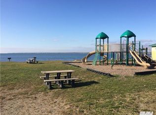 25 Argyle Dr, Shirley, NY 11967