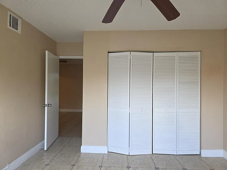 1542 Lake Crystal Dr #H — Photo 29