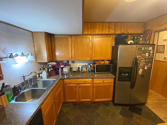 Large Kitchen with Dishwasher and 2 door Fridge !