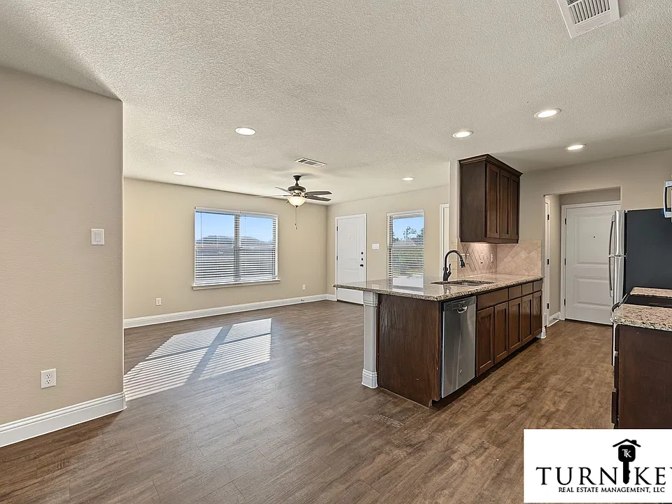 8120-8122 Tanner Ave