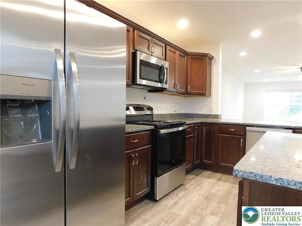 3 bed, 2.5 bath, 1600 sqft, $2,420 — Photo 3