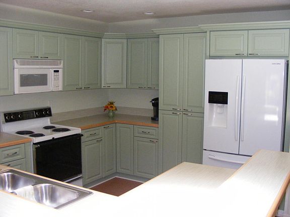 3rd image of 904 NE Sandalwood Pl