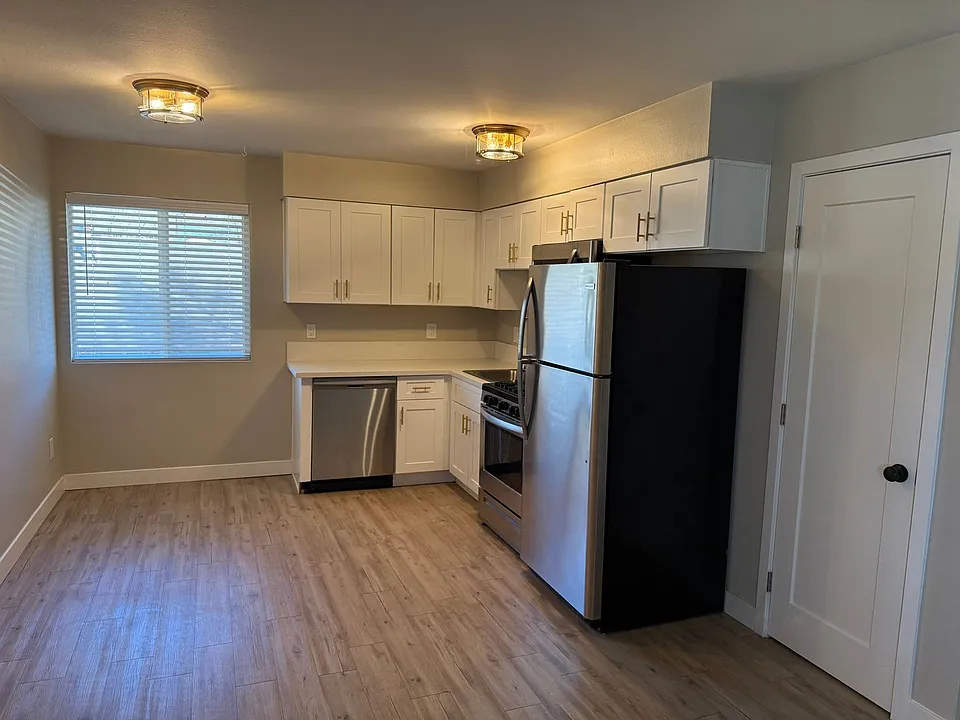 220 W Cherry Ave