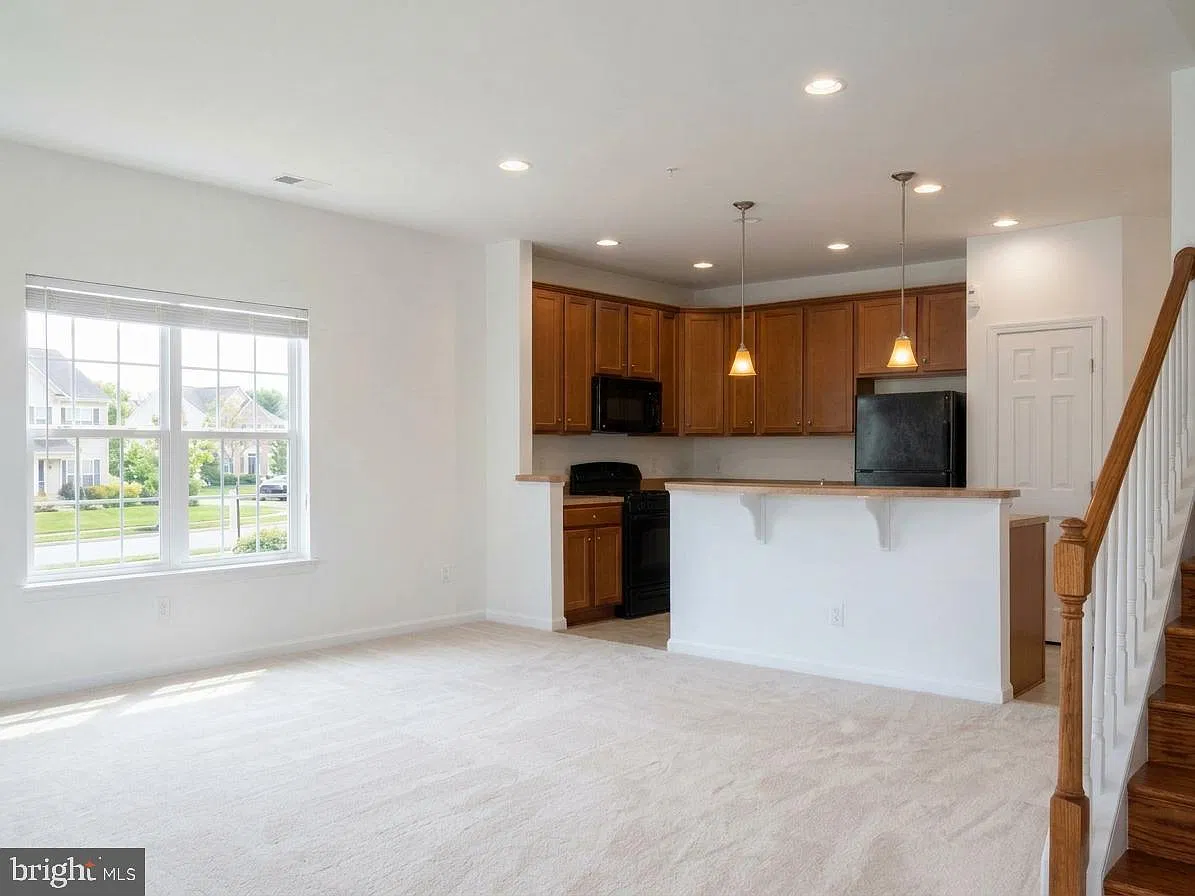 2 bed, 1352 sqft, $2,200 — Photo 2