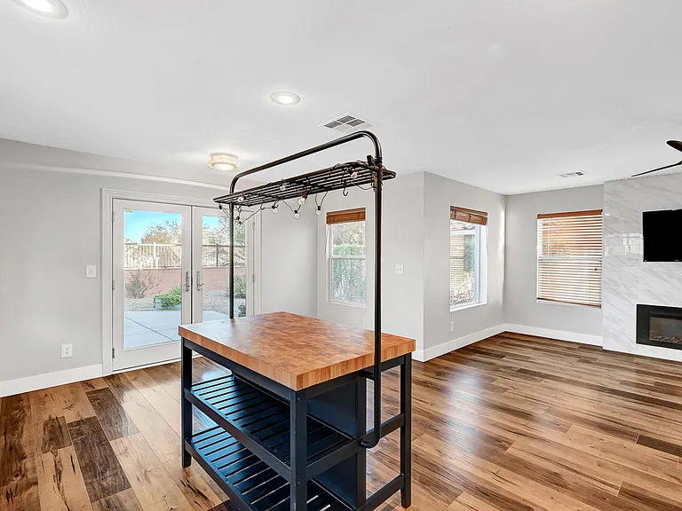 812 Sistine St — Photo 17