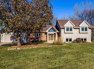 2749 Jade Cir E, Shakopee, MN 55379