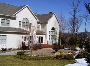 4 Charles Ln, Green Brook, NJ 08812