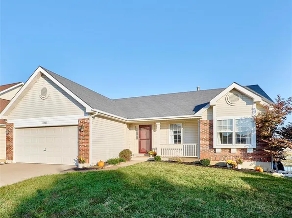 1215 Briarchase Dr, Lake Saint Louis, MO 63367